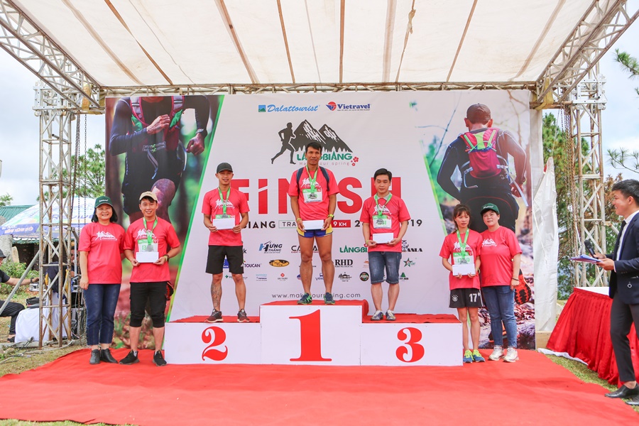 Hàng trăm VĐV chạy Langbiang Trail 2019 để trồng mai anh đào bảo vệ môi trường